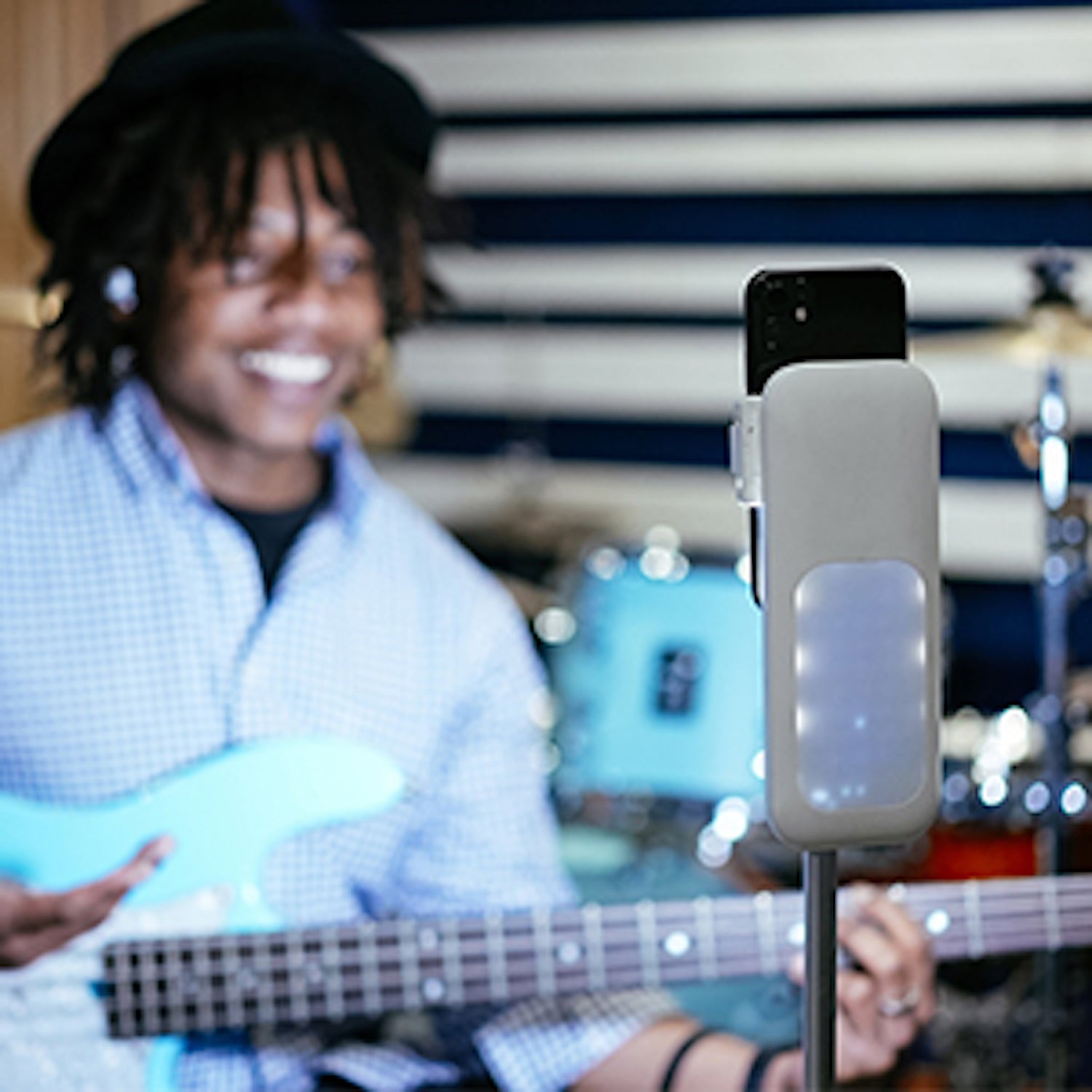 UNIQU Lighting Kit Phone Stand Brookstone